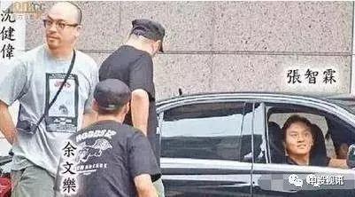 娱乐圈里两个男人吃瓜,是友情升温还是另有隐情？