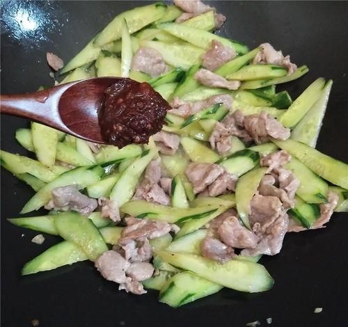 娱乐吃瓜酱爷爷带骨灰盒,遗愿带骨灰盒引发网友热议