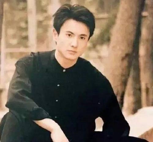 娱乐圈吃瓜博主两个大叔,揭秘两位大叔的神秘瓜界传奇